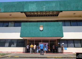 Maestros jubilados toman la Unidad Administrativa en Tapachula.