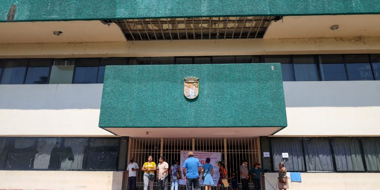 Maestros jubilados toman la Unidad Administrativa en Tapachula.